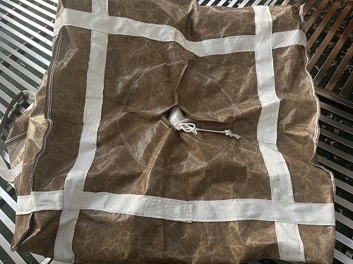 Big Bag FIBC z dolnym wylotem z współczynnikiem bezpieczeństwa 5:1 i powłoką odporną na promieniowanie UV do przenoszenia materiałów ciężkich